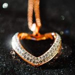 دانلود آهنگ بگو هنوزم داری گردنبندو هنوزم دوست داری برگردم آرون